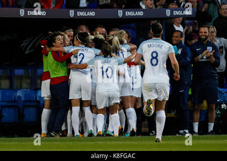 Birkenhead/Großbritannien. 19 Sep, 2017. Nikita Parris von England feiert mit England Manager Mark Sampson und der Bank nach dem Scoring erstes Ziel Ihrer Seite die 1-0 während der FIFA WM 2019 Qualifikation Gruppe 1 Spiel zwischen England und Russland Frauen Frauen in Prenton Park am 19. September 2017 in Birkenhead, England. (Foto von Daniel Chesterton/phcimages.com) Credit: PHC Images/Alamy leben Nachrichten Stockfoto