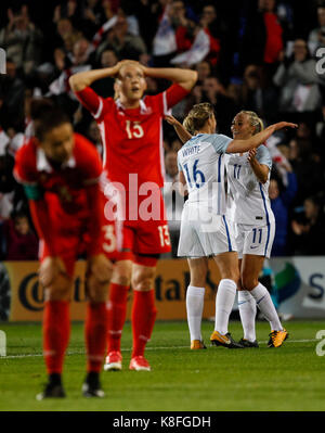 Birkenhead/Großbritannien. 19 Sep, 2017. Toni Duggan von England feiert mit Ellen White von England nach dem Scoring sechste Ziel ihrer Seite der Partitur 6-0 während der FIFA WM 2019 Qualifikation Gruppe 1 Spiel zwischen England und Russland Frauen Frauen in Prenton Park am 19. September 2017 in Birkenhead, England. (Foto von Daniel Chesterton/phcimages.com) Credit: PHC Images/Alamy leben Nachrichten Stockfoto