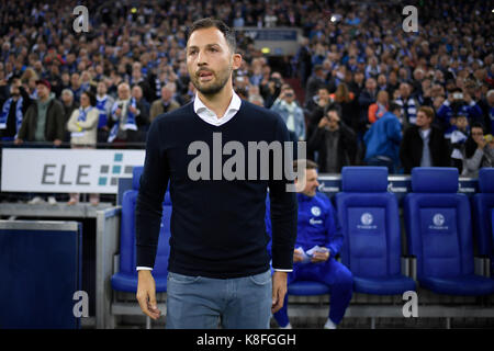 Gelsenkirchen, Deutschland. September 2017. Trainer Domenico Tedesco (S04). GES/ Fussball/ 1. Bundesliga: Schalke 04 - FC Bayern München, 19.09.2017 Fußball: Bundesliga: Schalke 04 gegen FC Bayern München, Ort, 19. September 2017 Verwendung weltweit Quelle: dpa/Alamy Live News Stockfoto