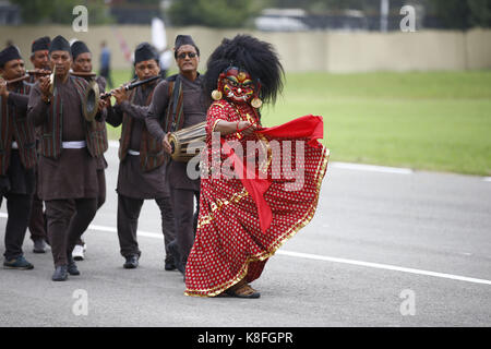 Kathmandu, Nepal. 19 Sep, 2017. Eine Lakhey führt einen traditionellen Tanz während Feste gefeiert Tag der Verfassung Nepals an der Armee Pavillon in Kathmandu, Nepal am Dienstag zu markieren. Credit: Skanda Gautam/ZUMA Draht/Alamy leben Nachrichten Stockfoto