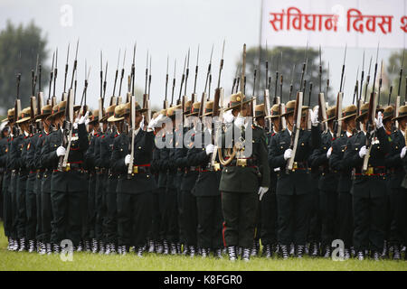 Kathmandu, Nepal. 19 Sep, 2017. Die nepalesische Armee Soldaten während Feste gefeiert Tag der Verfassung Nepals an der Armee Pavillon in Kathmandu, Nepal am Dienstag zu markieren. Credit: Skanda Gautam/ZUMA Draht/Alamy leben Nachrichten Stockfoto