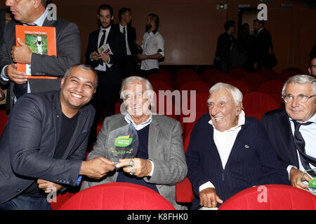 Paris, Frankreich. September 2017. Jean-Paul Belmondo, Charles Gérard und Michel Boujenah nehmen am 18. September 2017 an den "Trophées du Bien-Etre", Mathurins Theater in Paris, Frankreich, Teil. Quelle: Bernard Menigault/Alamy Live News Stockfoto