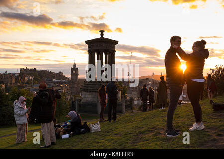 Edinburgh, Schottland, Vereinigtes Königreich. 19 Sep, 2017. UK Wetter. Viele Touristen sammeln bei Sonnenuntergang an einem schönen sonnigen Abend auf dem Calton Hill der berühmte Blick über die Stadt zu genießen: Iain Masterton/Alamy leben Nachrichten Stockfoto