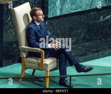 New York, USA. 19 Sep, 2017. Der französische Präsident Emmanuel Längestrich sitzt auf einem zeremoniellen Stuhl nach der Adressierung der Eröffnung der 72. Generalversammlung der Vereinten Nationen. Credit: Enrique Ufer/Alamy leben Nachrichten Stockfoto