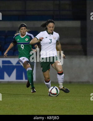 Lurgan, Nordirland, Irland. 19 Sep, 2017. 2019 die FIFA Frauen WM-Qualifikationsspiel (Gruppe 3). Nordirland gegen Republik Irland. Megan Campbell (ROI - 3) und Simone Magill (NI - 9). Quelle: David Hunter/Alamy leben Nachrichten Stockfoto