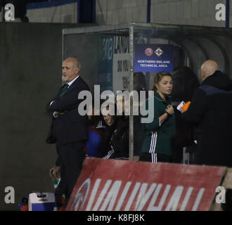 Lurgan, Nordirland, Irland. 19 Sep, 2017. 2019 die FIFA Frauen WM-Qualifikationsspiel (Gruppe 3). Nordirland gegen Republik Irland. Nordirland manager Alfie Wylie in seinem technischen Gebiet. Quelle: David Hunter/Alamy leben Nachrichten Stockfoto