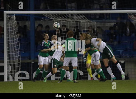 Lurgan, Nordirland, Irland. 19 Sep, 2017. 2019 die FIFA Frauen WM-Qualifikationsspiel (Gruppe 3). Nordirland (grün) / Republik Irland (weiß). Goalmouth Handeln auf mourneview Park. Quelle: David Hunter/Alamy leben Nachrichten Stockfoto