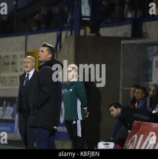 Lurgan, Nordirland, Irland. 19 Sep, 2017. 2019 die FIFA Frauen WM-Qualifikationsspiel (Gruppe 3). Nordirland gegen Republik Irland. Colin Bell (manager-ROI-rechts) und Alfie Wylie (Manager NI-Links). Quelle: David Hunter/Alamy leben Nachrichten Stockfoto