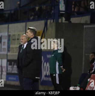 Lurgan, Nordirland, Irland. 19 Sep, 2017. 2019 die FIFA Frauen WM-Qualifikationsspiel (Gruppe 3). Nordirland gegen Republik Irland. Colin Bell (manager-ROI-rechts) und Alfie Wylie (Manager NI-Links). Quelle: David Hunter/Alamy leben Nachrichten Stockfoto