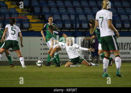 Lurgan, Nordirland, Irland. 19 Sep, 2017. 2019 die FIFA Frauen WM-Qualifikationsspiel (Gruppe 3). Nordirland gegen Republik Irland. Kendra McMullan (NI-16) vorbei an Denise O'Sullivan (ROI-10). Quelle: David Hunter/Alamy leben Nachrichten Stockfoto