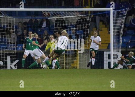 Lurgan, Nordirland, Irland. 19 Sep, 2017. 2019 die FIFA Frauen WM-Qualifikationsspiel (Gruppe 3). Nordirland (grün) / Republik Irland (weiß). Der Republik Irland auf den Angriff. Quelle: David Hunter/Alamy leben Nachrichten Stockfoto