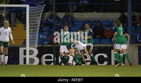 Lurgan, Nordirland, Irland. 19 Sep, 2017. 2019 die FIFA Frauen WM-Qualifikationsspiel (Gruppe 3). Nordirland (grün) / Republik Irland (weiß). Aktion von heute Abend Spiel. Quelle: David Hunter/Alamy leben Nachrichten Stockfoto