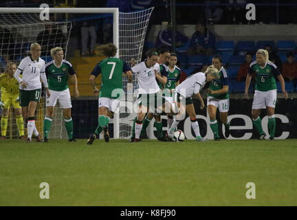 Lurgan, Nordirland, Irland. 19 Sep, 2017. 2019 die FIFA Frauen WM-Qualifikationsspiel (Gruppe 3). Nordirland (grün) / Republik Irland (weiß). Goalmouth Handeln von Heute abend Spiel. Quelle: David Hunter/Alamy leben Nachrichten Stockfoto