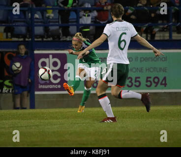 Lurgan, Nordirland, Irland. 19 Sep, 2017. 2019 die FIFA Frauen WM-Qualifikationsspiel (Gruppe 3). Nordirland gegen Republik Irland. Rachel Whitby (NI - 2) sendet ein tiefes Kreuz in. Quelle: David Hunter/Alamy leben Nachrichten Stockfoto