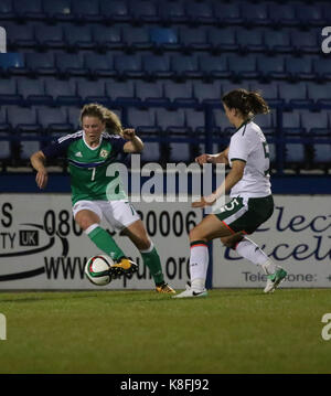 Lurgan, Nordirland, Irland. 19 Sep, 2017. 2019 die FIFA Frauen WM-Qualifikationsspiel (Gruppe 3). Nordirland gegen Republik Irland. Caragh Milligan (NI - 7) und Niamh Fahey (ROI - 5). Quelle: David Hunter/Alamy leben Nachrichten Stockfoto