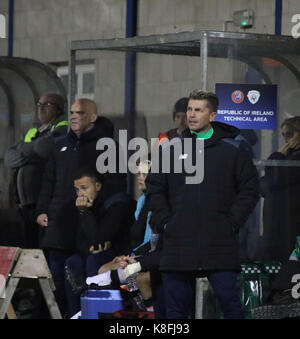 Lurgan, Nordirland, Irland. 19 Sep, 2017. 2019 die FIFA Frauen WM-Qualifikationsspiel (Gruppe 3). Nordirland gegen Republik Irland. Republik Irland manager Colin Bell (rechts) in seinem technischen Gebiet. Quelle: David Hunter/Alamy leben Nachrichten Stockfoto