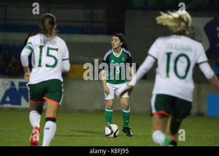 Lurgan, Nordirland, Irland. 19 Sep, 2017. 2019 die FIFA Frauen WM-Qualifikationsspiel (Gruppe 3). Nordirland gegen Republik Irland. Jessica Foy Nordirland (3), die in Aktion. Quelle: David Hunter/Alamy leben Nachrichten Stockfoto