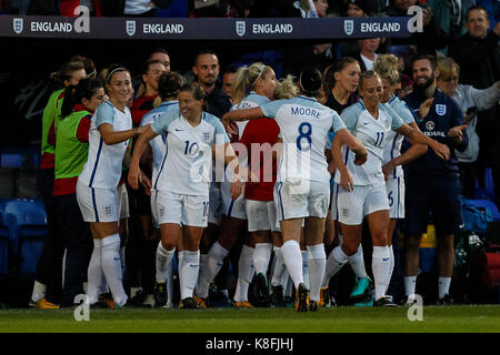 Birkenhead/Großbritannien. 19 Sep, 2017. Nikita Parris von England feiert mit England Manager Mark Sampson und der Bank nach dem Scoring erstes Ziel Ihrer Seite die 1-0 während der FIFA WM 2019 Qualifikation Gruppe 1 Spiel zwischen England und Russland Frauen Frauen in Prenton Park am 19. September 2017 in Birkenhead, England. (Foto von Daniel Chesterton/phcimages. Credit: PHC Images/Alamy leben Nachrichten Stockfoto