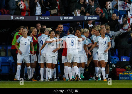 Birkenhead/Großbritannien. 19 Sep, 2017. Nikita Parris von England feiert mit England Manager Mark Sampson und der Bank nach dem Scoring erstes Ziel Ihrer Seite die 1-0 während der FIFA WM 2019 Qualifikation Gruppe 1 Spiel zwischen England und Russland Frauen Frauen in Prenton Park am 19. September 2017 in Birkenhead, England. (Foto von Daniel Chesterton/phcimages. Credit: PHC Images/Alamy leben Nachrichten Stockfoto