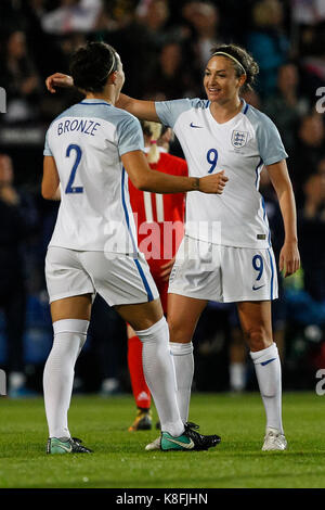Birkenhead/Großbritannien. 19 Sep, 2017. Lucy Bronze von England feiert mit Jodie Taylor von England nach dem Scoring viertes Ziel ihrer Seite der Partitur 4-0 während der FIFA WM 2019 Qualifikation Gruppe 1 Spiel zwischen England und Russland Frauen Frauen in Prenton Park am 19. September 2017 in Birkenhead, England. (Foto von Daniel Chesterton/phcimages. Credit: PHC Images/Alamy leben Nachrichten Stockfoto