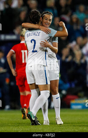 Birkenhead/Großbritannien. 19 Sep, 2017. Lucy Bronze von England feiert mit Jodie Taylor von England nach dem Scoring viertes Ziel ihrer Seite der Partitur 4-0 während der FIFA WM 2019 Qualifikation Gruppe 1 Spiel zwischen England und Russland Frauen Frauen in Prenton Park am 19. September 2017 in Birkenhead, England. (Foto von Daniel Chesterton/phcimages. Credit: PHC Images/Alamy leben Nachrichten Stockfoto