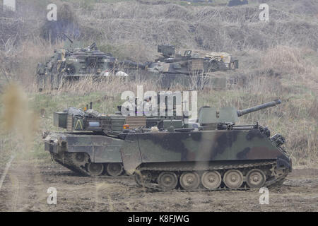 Paju, Gyeonggi, Südkorea. April 2017. US-Militärpanzer warten auf lebendes Feuer auf Übungsbereich nahe DMZ in Paju, Südkorea. Nordkorea warnte die Vereinigten Staaten am Samstag davor, ihre "militärische Hysterie" zu beenden oder sich Vergeltung zu stellen, als eine US-Flugzeugträgergruppe in Richtung Region dampfte und der zurückgeschlossene Staat den 105. Geburtstag ihres Gründungsvaters markierte. Quelle: Seung Il Ryu/ZUMA Wire/Alamy Live News Stockfoto