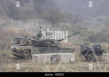 Paju, Gyeonggi, Südkorea. April 2017. US-Militärpanzer warten auf lebendes Feuer auf Übungsbereich nahe DMZ in Paju, Südkorea. Nordkorea warnte die Vereinigten Staaten am Samstag davor, ihre "militärische Hysterie" zu beenden oder sich Vergeltung zu stellen, als eine US-Flugzeugträgergruppe in Richtung Region dampfte und der zurückgeschlossene Staat den 105. Geburtstag ihres Gründungsvaters markierte. Quelle: Seung Il Ryu/ZUMA Wire/Alamy Live News Stockfoto