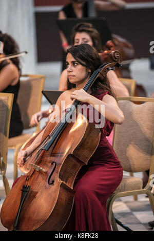 (170919) - Athen, Sept. 19, 2017 (Xinhua) - Türkische Solist Gokce Bahar Oytun, Mitglied der griechisch-türkischen Jugend Orchester (GTYO), führt im Zappeion Halle in Athen, die griechische, die an Sept. 8, 2017. Vor zehn Jahren, Leni Konialidis brachte eine Gruppe junger Griechische und Türkische Musiker mit der Überzeugung, dass durch Musik, langjährige Rivalitäten überwinden könnte und Freundschaft gedeihen konnte. Zehn Jahre später, die griechisch-türkische Jugendorchester (GTYO) bereiste Griechenland für seinen zehnten Jahr im September als Exemplar des interkulturellen Dialogs, die baut Brücken der Kommunikation über die Ägäis Stockfoto