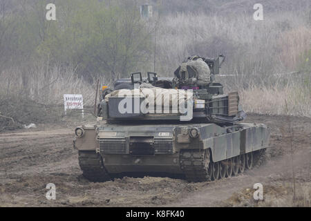 Paju, Gyeonggi, Südkorea. April 2017. US-Militärpanzer warten auf lebendes Feuer auf Übungsbereich nahe DMZ in Paju, Südkorea. Nordkorea warnte die Vereinigten Staaten am Samstag davor, ihre "militärische Hysterie" zu beenden oder sich Vergeltung zu stellen, als eine US-Flugzeugträgergruppe in Richtung Region dampfte und der zurückgeschlossene Staat den 105. Geburtstag ihres Gründungsvaters markierte. Quelle: Seung Il Ryu/ZUMA Wire/Alamy Live News Stockfoto