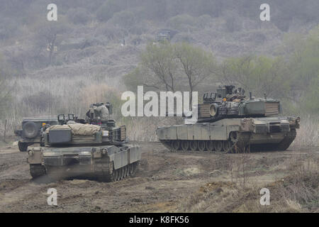 Paju, Gyeonggi, Südkorea. April 2017. US-Militärpanzer warten auf lebendes Feuer auf Übungsbereich nahe DMZ in Paju, Südkorea. Nordkorea warnte die Vereinigten Staaten am Samstag davor, ihre "militärische Hysterie" zu beenden oder sich Vergeltung zu stellen, als eine US-Flugzeugträgergruppe in Richtung Region dampfte und der zurückgeschlossene Staat den 105. Geburtstag ihres Gründungsvaters markierte. Quelle: Seung Il Ryu/ZUMA Wire/Alamy Live News Stockfoto