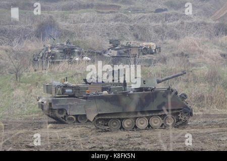 Paju, Gyeonggi, Südkorea. April 2017. US-Militärpanzer warten auf lebendes Feuer auf Übungsbereich nahe DMZ in Paju, Südkorea. Nordkorea warnte die Vereinigten Staaten am Samstag davor, ihre "militärische Hysterie" zu beenden oder sich Vergeltung zu stellen, als eine US-Flugzeugträgergruppe in Richtung Region dampfte und der zurückgeschlossene Staat den 105. Geburtstag ihres Gründungsvaters markierte. Quelle: Seung Il Ryu/ZUMA Wire/Alamy Live News Stockfoto