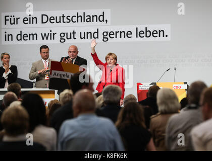 Schwerin (Deutschland. 19 Sep, 2017. Die deutsche Bundeskanzlerin Angela Merkel begrüßt Unterstützer während einer Wahlkampagne Rallye der Christlich Demokratischen Union (CDU) für die Bundesrepublik Deutschland Wahl in Schwerin, Deutschland, Sept. 19, 2017. Die Deutschen wählen einen neuen Bundestag an Sept. 24. Credit: Shan Yuqi/Xinhua/Alamy leben Nachrichten Stockfoto