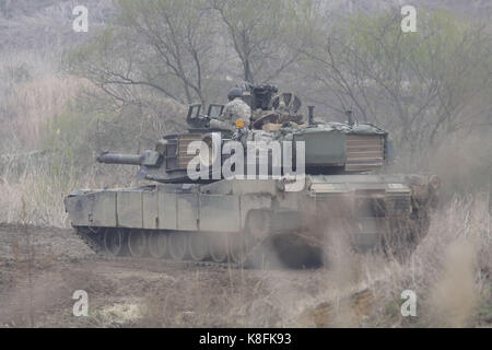 Paju, Gyeonggi, Südkorea. April 2017. US-Militärpanzer warten auf lebendes Feuer auf Übungsbereich nahe DMZ in Paju, Südkorea. Nordkorea warnte die Vereinigten Staaten am Samstag davor, ihre "militärische Hysterie" zu beenden oder sich Vergeltung zu stellen, als eine US-Flugzeugträgergruppe in Richtung Region dampfte und der zurückgeschlossene Staat den 105. Geburtstag ihres Gründungsvaters markierte. Quelle: Seung Il Ryu/ZUMA Wire/Alamy Live News Stockfoto