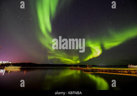 In Yellowknife, Kanada. 19 Sep, 2017. Atemberaubende Aurora in Yellowknife, Kanada, September 19th, 2017 gesehen werden kann. Ein Aurora, manchmal auch als polarlichter oder Nordlicht, ist ein natürliches Licht Anzeige im Himmel auf der Erde, vor allem in den hohen Breiten (Arktis und Antarktis) Regionen gesehen. Credit: SIPA Asien/ZUMA Draht/Alamy leben Nachrichten Stockfoto