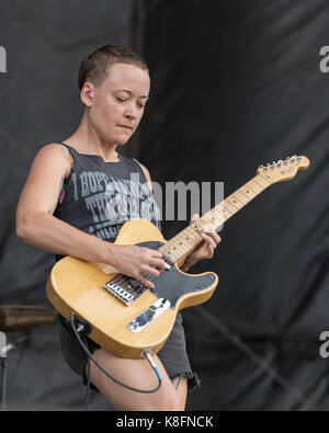 Chicago, Illinois, USA. 16 Sep, 2017. ERICA FREAS von RVIVR während Riot Fest Musik Festival bei Douglas Park in Chicago, Illinois Credit: Daniel DeSlover/ZUMA Draht/Alamy leben Nachrichten Stockfoto