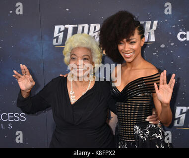 Los Angeles, USA. 19 Sep, 2017. Nichelle Nichols, Sonequa Martin-Green 042 Ankunft in die Star Trek Discovery Premiere ArcLight Theater in Los Angeles. September 19, 2017 Credit: Tsuni/USA/Alamy leben Nachrichten Stockfoto