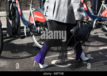 London, Grossbritannien. 18 Sep, 2017. Maiko Shibata posing außerhalb des Marques Almeida Landebahn zeigen während der London Fashion Week - Sept. 18, 2017 - Credit: Runway Manhattan/Valentina Ranieri *** Für die redaktionelle Nutzung nur*** | Verwendung weltweit/dpa/Alamy leben Nachrichten Stockfoto