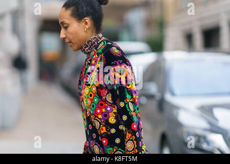 London, Grossbritannien. 18 Sep, 2017. Ein schickes showgoer außerhalb der Emilia Wickstead Runway Show posiert während der London Fashion Week - Sept. 18, 2017 - Credit: Runway Manhattan/Gnade Lunn *** Für die redaktionelle Nutzung nur*** | Verwendung weltweit/dpa/Alamy leben Nachrichten Stockfoto