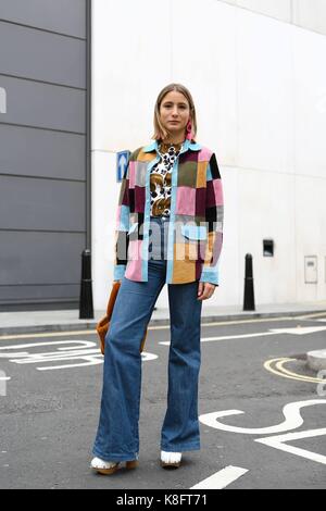 London, Grossbritannien. 18 Sep, 2017. Stylist Jenny Kennedy posing außerhalb des Erdem Landebahn zeigen während der London Fashion Week - Sept. 18, 2017 - Credit: Runway Manhattan/Valentina Ranieri *** Für die redaktionelle Nutzung nur*** | Verwendung weltweit/dpa/Alamy leben Nachrichten Stockfoto