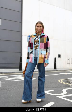 London, Grossbritannien. 18 Sep, 2017. Stylist Jenny Kennedy posing außerhalb des Erdem Landebahn zeigen während der London Fashion Week - Sept. 18, 2017 - Credit: Runway Manhattan/Valentina Ranieri *** Für die redaktionelle Nutzung nur*** | Verwendung weltweit/dpa/Alamy leben Nachrichten Stockfoto