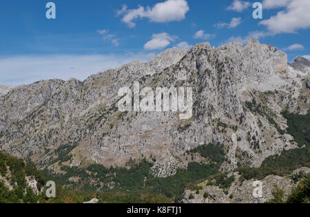 Ansicht der Albanischen Alpen in der Nähe von Thethi, auf dem westlichen Balkan, im Norden Albaniens, in Osteuropa. Auch als die Verfluchten Berge bekannt. Stockfoto