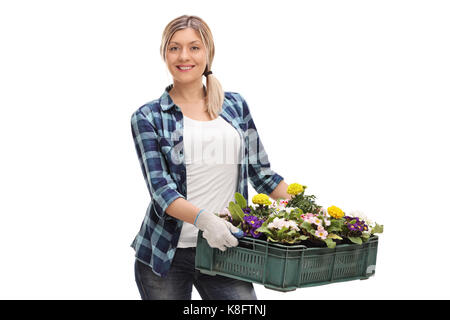 Weibliche Gärtner hält ein Rack von Blumen auf weißem Hintergrund Stockfoto