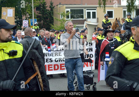 Menschen protestieren während ein Anti islam Demonstration von Pegida. Pegida ist eine Gruppe von Menschen, die gegen die Islamisierung Europas sind. Stockfoto