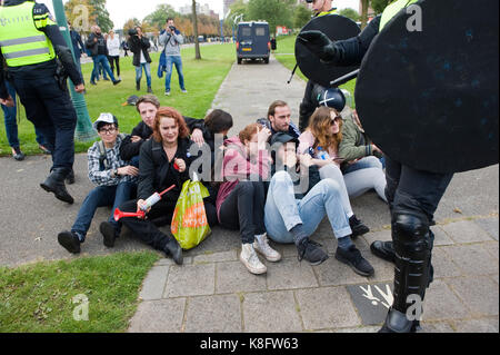 Linke Demonstranten blockieren die Straße während ein Anti islam Demonstration von Pegida. Pegida ist eine Gruppe von Menschen, die sich gegen die Islamisierung. Stockfoto