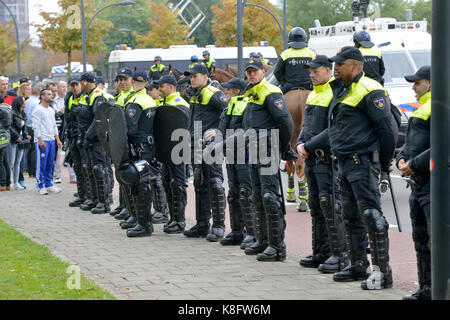 Die Polizei kümmert sich um Sicherheit, während eine anti-Islam Demonstration von Pegida. Pegida ist eine Gruppe von Menschen, die gegen die Islamisierung in Europa sind. Stockfoto