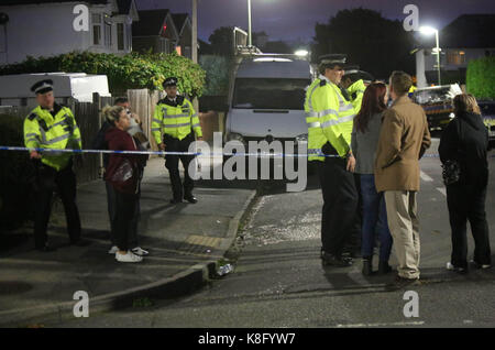 Sunbury on Thames Samstag, 16. September 2017 'Flüchtling fördern junge', 18, im Hafen von Dover über Parsons grüne Eimer Bombe verhaftet wurde zuerst von Pol gehalten Stockfoto