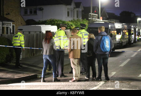 Sunbury on Thames Samstag, 16. September 2017 'Flüchtling fördern junge', 18, im Hafen von Dover über Parsons grüne Eimer Bombe verhaftet wurde zuerst von Pol gehalten Stockfoto