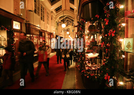 London, Großbritannien - 21 Dezember, 2010: Innenansicht der Burlington Arcade, 19. Jahrhundert europäischen Shopping Galerie, hinter der Bond Street vom Piccadilly über t Stockfoto