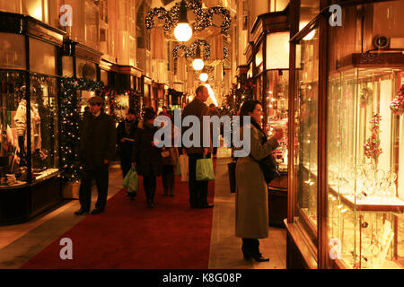 London, Großbritannien - 21 Dezember, 2010: Innenansicht der Burlington Arcade, 19. Jahrhundert europäischen Shopping Galerie, hinter der Bond Street vom Piccadilly über t Stockfoto