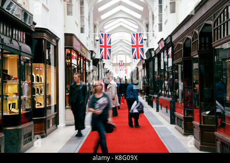 London, Großbritannien - 4 Juni, 2012: Innenansicht der Burlington Arcade, 19. Jahrhundert europäischen Shopping Galerie, hinter der Bond Street von Piccadilly bis hin zu Bur Stockfoto